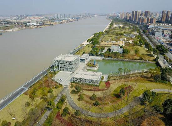 在设计亮点上，工程主要采用“一片、四区、动线串连”总体布局结构。